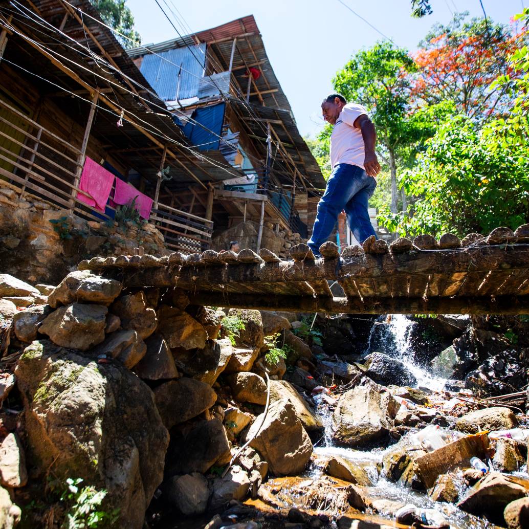 La quebrada La Mansión, que cruza por la comuna 3 (Manrique), se desbordó el pasado 3 de abril, provocando la muerte de un niño de 5 años. Desde ese momento le pusieron la lupa.<b><span class="mln_uppercase_mln"> </span></b>FOTO<b><span class="mln_uppercase_mln"> JULIO CÉSAR HERRERA</span></b>