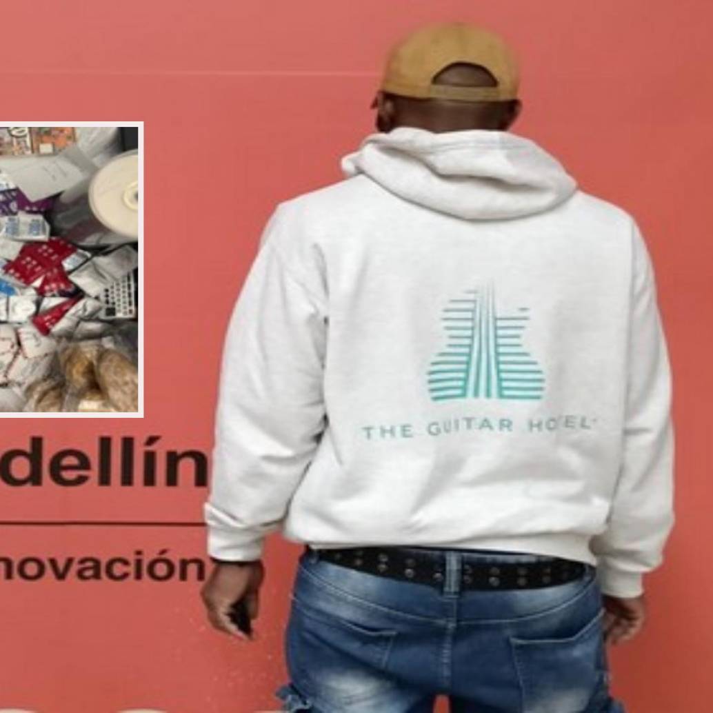 Atrás, el hombre procedente de Miami que fue inadmitido en Rionegro. Adelante, parte del “cargamento” de preservativos que el sujeto traía en su maleta. FOTO: Cortesía