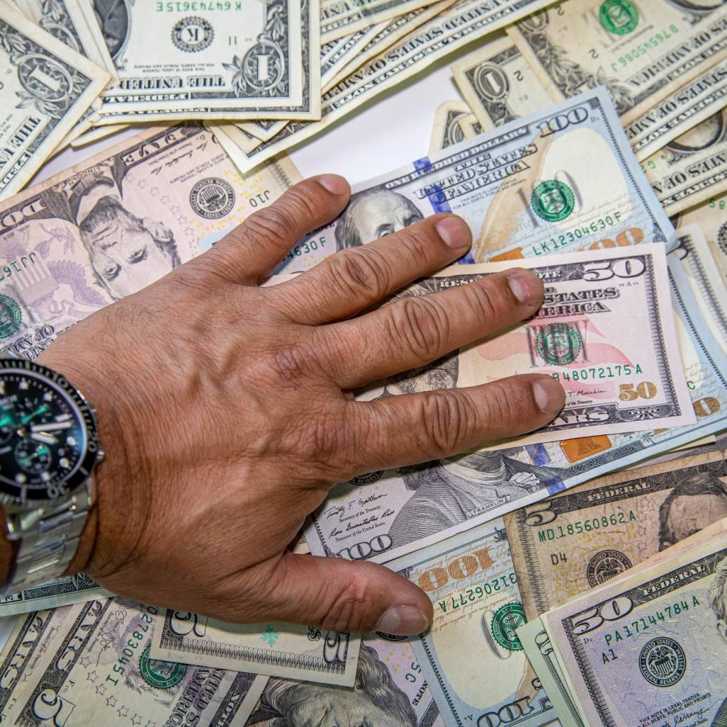 El dólar se mantiene por encima de los $3.900. Foto Carlos Alberto Velásquez.