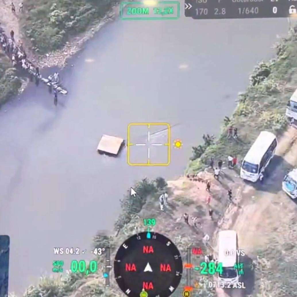 Las autoridades identificaron más de 60 buses en suelo colombiano, posicionados estratégicamente cerca del punto de ingreso para recibir a quienes cruzaban la frontera. FOTO: Captura de vídeo Ministerio de Defensa