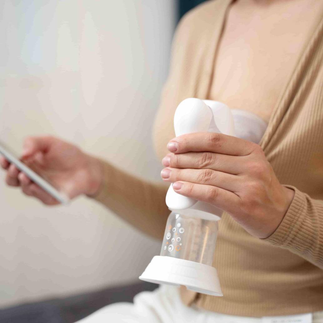 La acumulación de leche tras la lactancia puede provocar mastitis, una inflamación dolorosa de la mama que, en algunos casos, puede causar infección. FOTO: Freepik. 