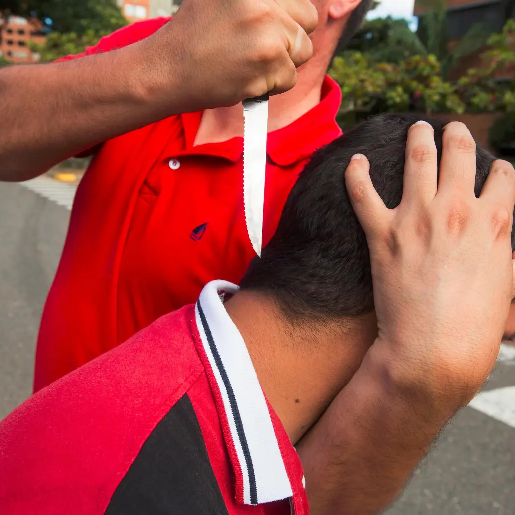 Un altercado entre dos hombres en la plaza de vicio del barrio El Raizal, en la comuna 3 (Manrique), provocó la muerte de John Alejandro Osorio Maldonado, de 44 años. FOTO: DRAMATIZADO - CARLOS VELÁSQUEZ
