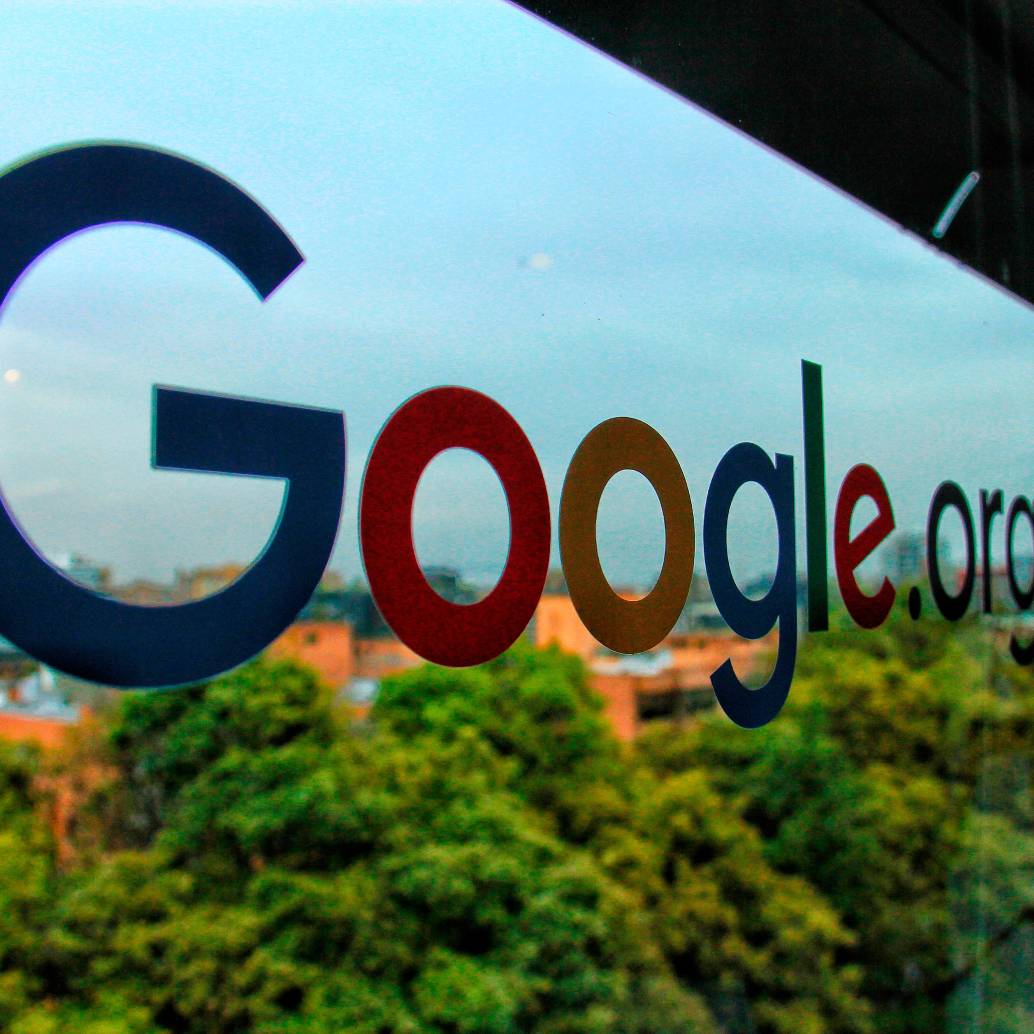 Sundar Pichai aseguró que Google enfrenta limitaciones de capacidad de cómputo y busca acelerar la construcción de infraestructura para inteligencia artificial. FOTO COLPRENSA. 