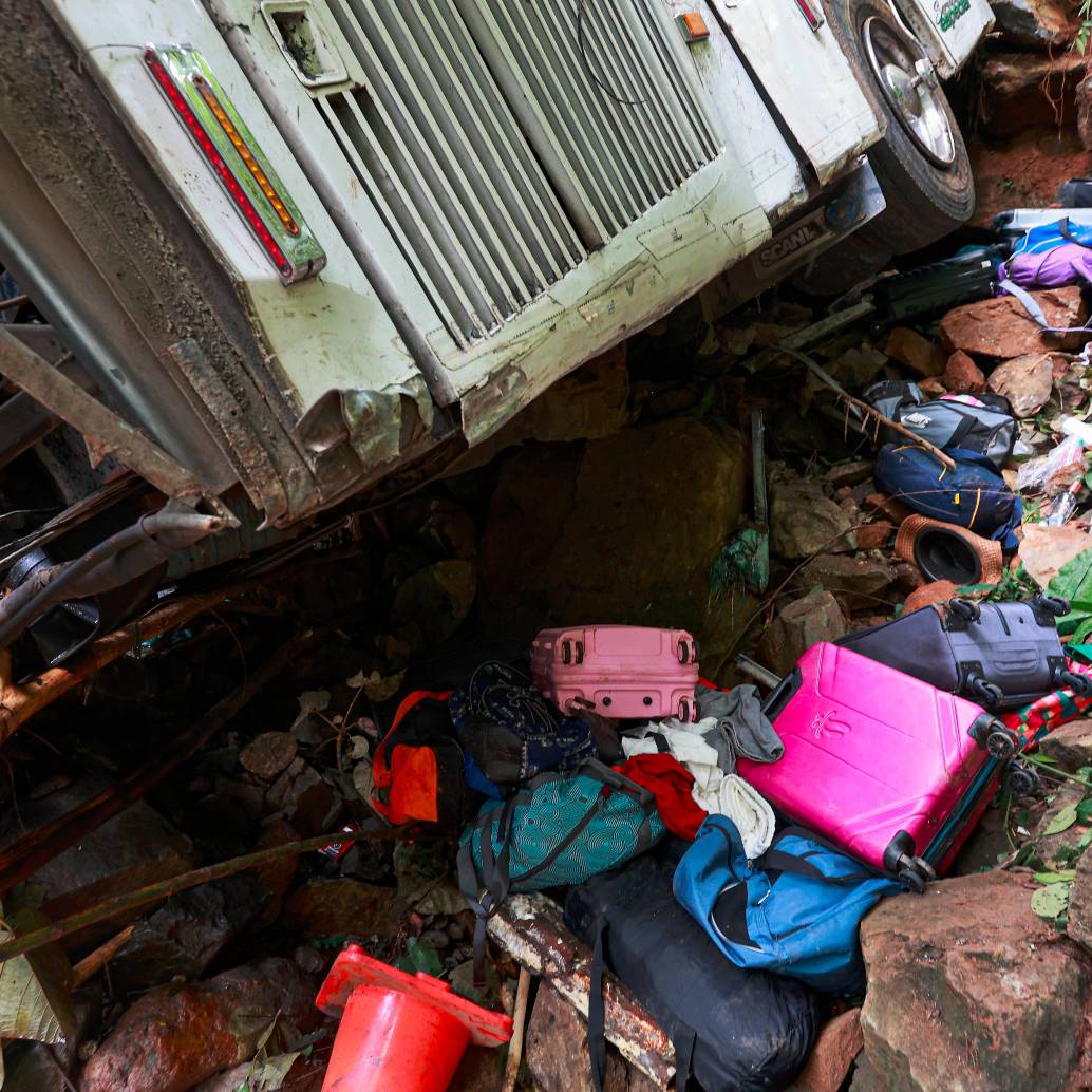 Tanto el día del accidente como en los posteriores, personas inescrupulosas dañaron equipajes para sustraer vestuarios, joyas y equipos que transportaban los estudiantes implicados en este siniestro en el sector Belén, de Remedios, Antioquia. FOTO: MANUEL SALDARRIAGA