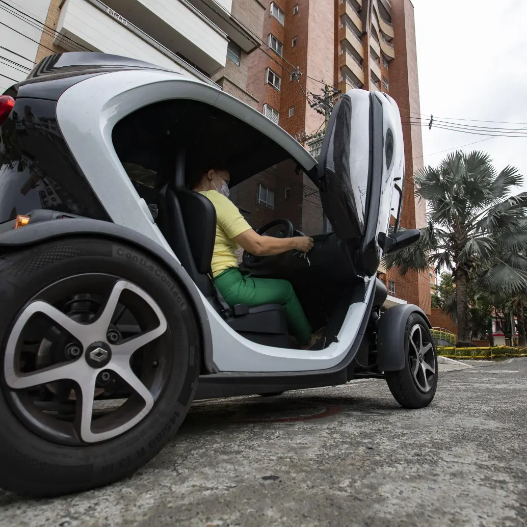 Entre enero y agosto de 2025 se matricularon 10.508 vehículos eléctricos nuevos en el país, lo que representó un crecimiento del 173,5%. FOTO: Archivo EL COLOMBIANO