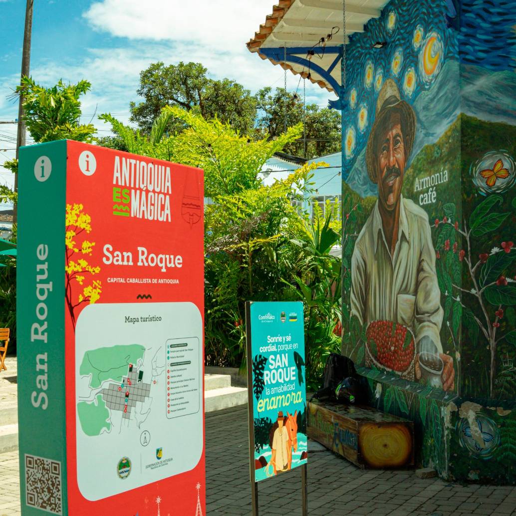 Una de las piezas son los tótems instalados en los parques principales, con el mapa general y los QR de cada sitio túristico que remite a más información. FOTO: GOBERNACIÓN