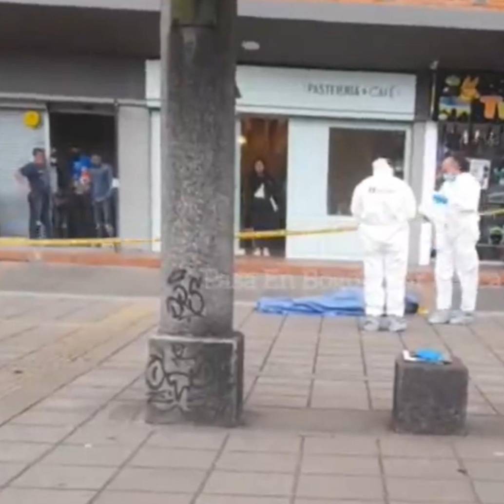 Tras propinarle los impactos de bala, los atacantes emprendieron la huida en la motocicleta por las vías principales del sector. FOTO: Captura de video de redes sociales @PasaenBogota