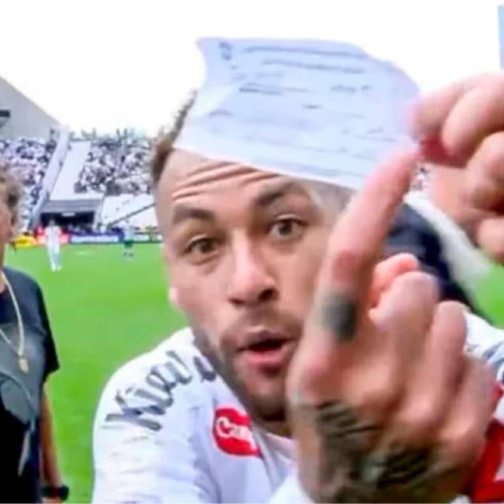 Neymar muestra con indignación un papel manuscrito al cuerpo arbitral para demostrar que el técnico Cuca había solicitado la salida de Gonzalo Escobar y no la suya. Al final, el cambio no pudo revertirse. FOTO CAPTURA VIDEO