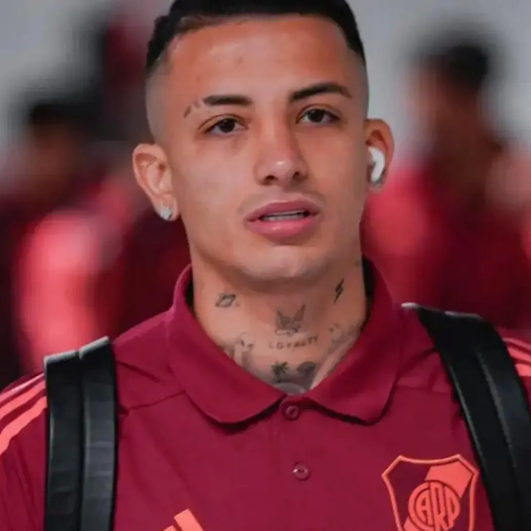 El futbolista colombiano Kevin Castaño llegó a River Plate como uno de los refuerzos más importantes de la temporada. FOTO: Tomada de X @RiverPlate