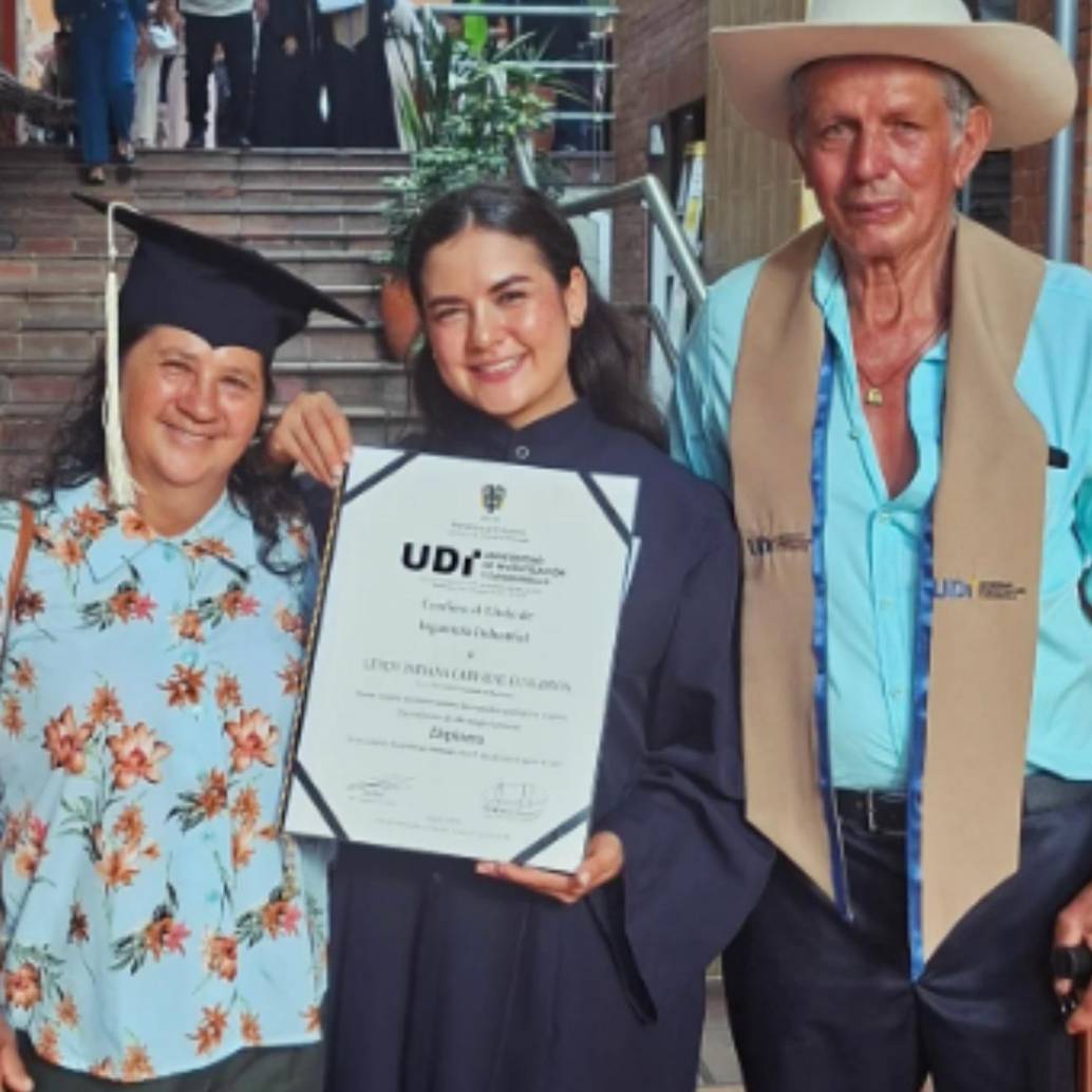 La joven recién graduada de una universidad en Bucaramanga, Santander, le rindió un emotivo homenaje a sus padres en modo de agradecimiento. FOTO: Redes sociales @leydy_carvajal