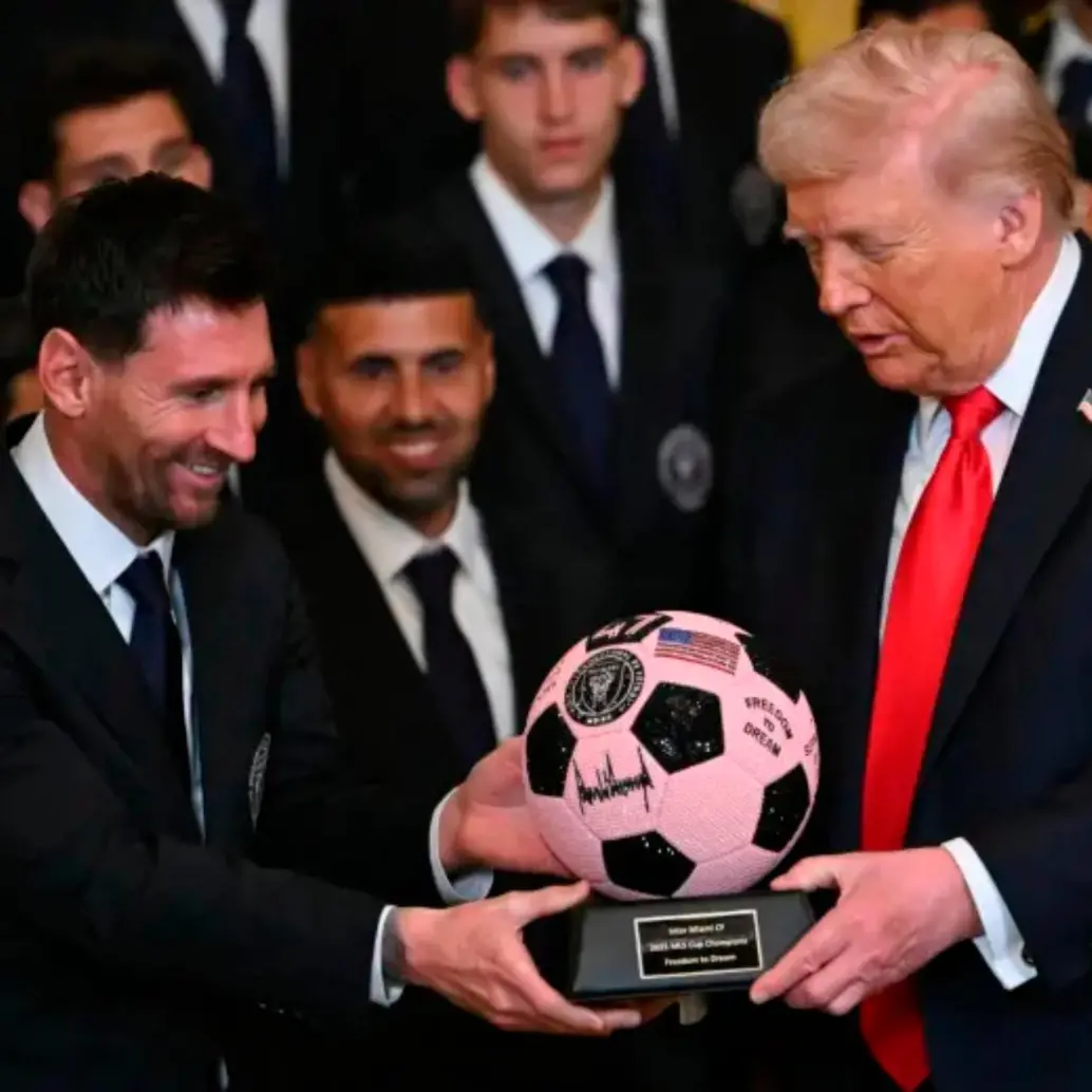 Lionel Messi recibió el reconocimiento que le hicieron a Inter Miami, su equipo, en la Casa Blanca. Donald Trump se lo entregó. Foto: AFP