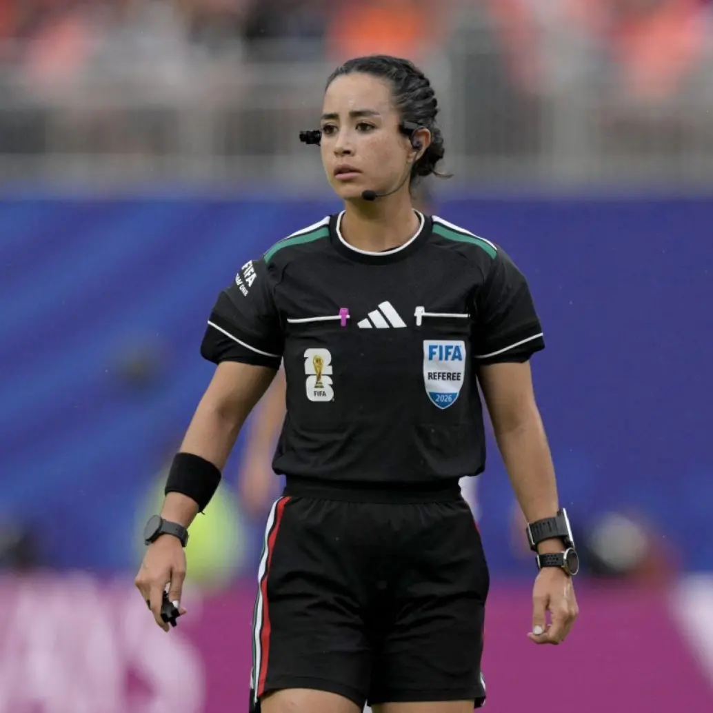 Katia Itzel García es la primera latina en dirigir en un mundial masculino de fútbol. Foto: AFP