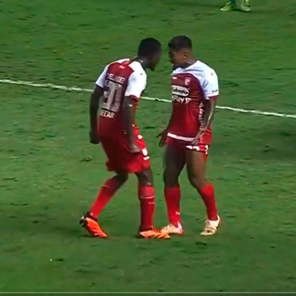 Los futbolistas Yilmar Velásquez y Santiago Mosquera protagonizaron la pelea en el estadio del Deportivo Cali. FOTO: CAPTURA DE PANTALLA