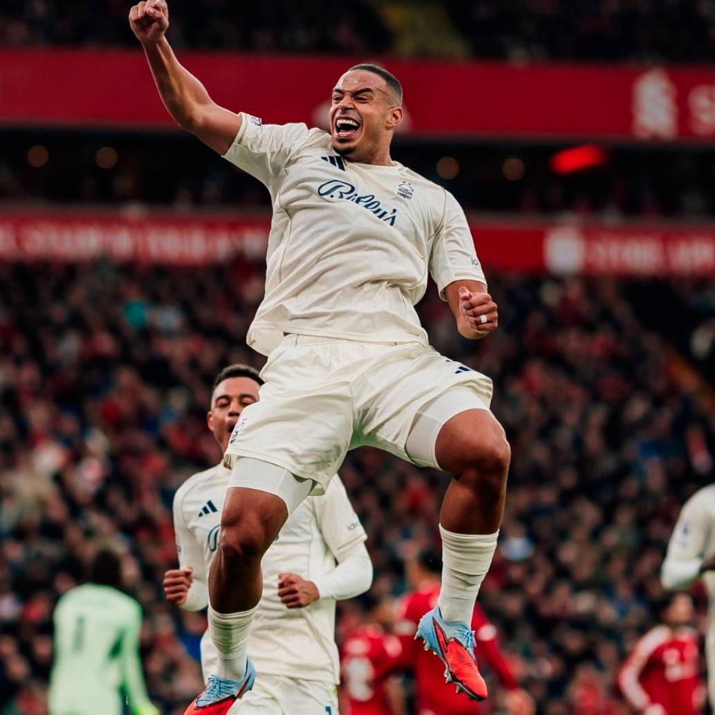 El futbolista brasileño Murillo Santiago Costa dos Santos anotó el primer gol de Forest en la victoria sobre Liverpool. Foto: tomada del x de @NFFC