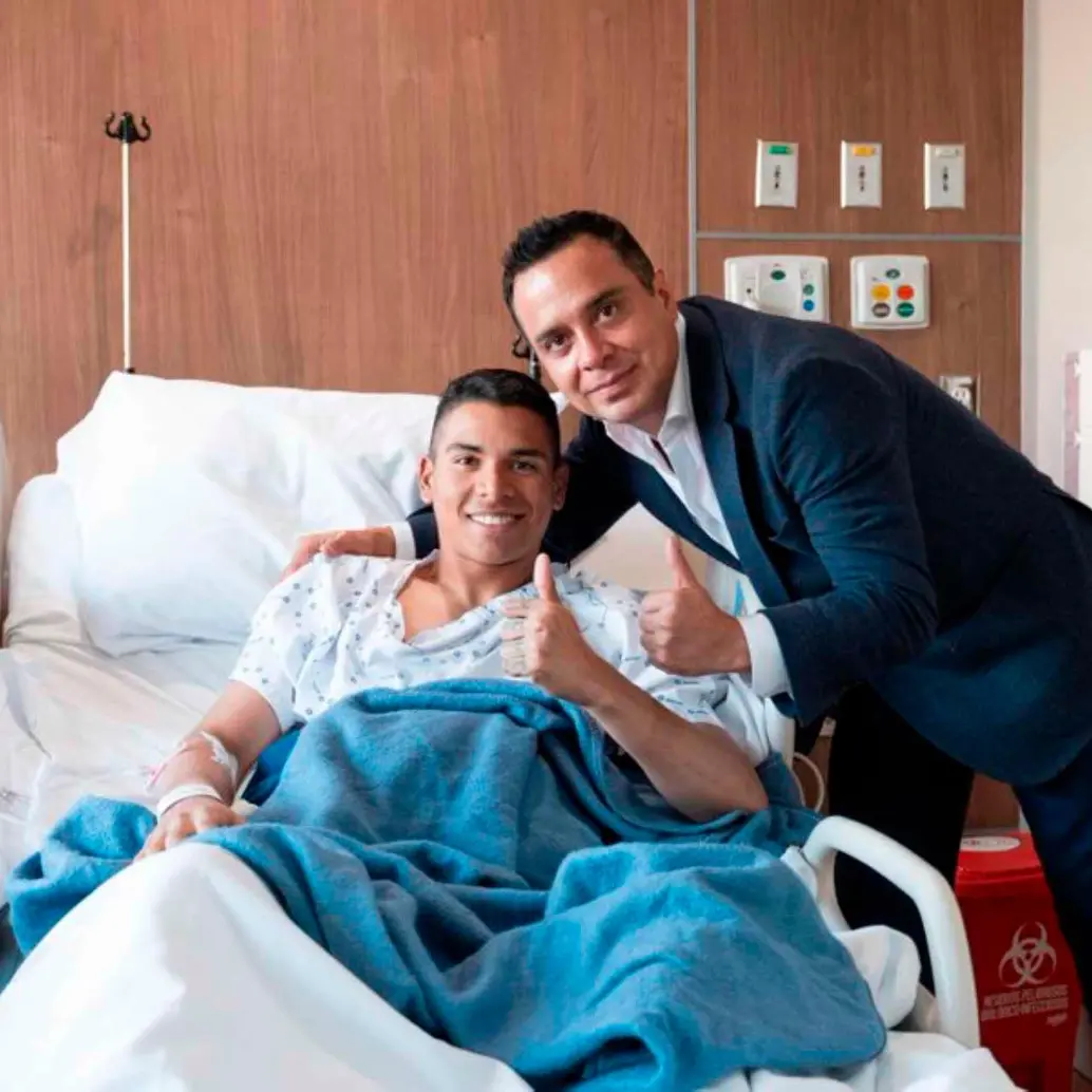 Víctor Velázquez presidente de Cruz Azul visitando a Kevin Mier quien fue operado de su pierna derecha. FOTO: Tomada de X @Victor_VelRan