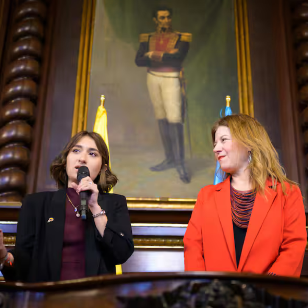 Laura Sarabia celebró la firma del decreto.<b> Foto:</b> Cancillería.