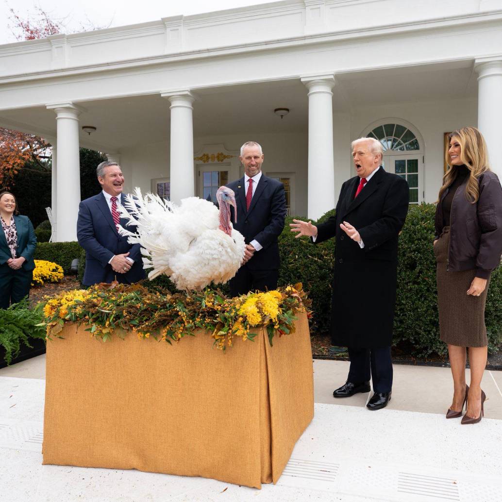 <span class="mln_uppercase_mln">El</span><b><span class="mln_uppercase_mln"> presidente Donald Trump durante la tradicional ceremonia de indulto a un pavo por el día de Acción de Gracias en Estados Unidos. FOTO: CASA BLANCA</span></b>