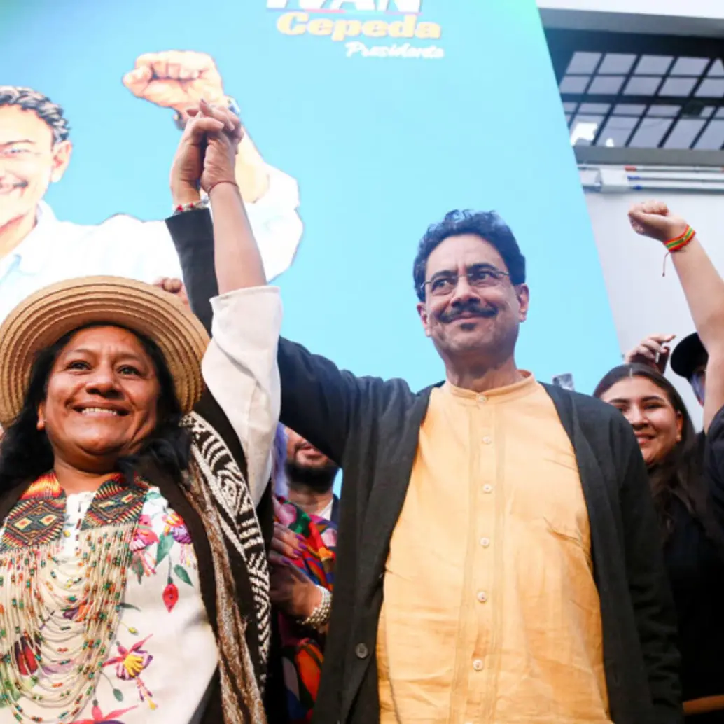 El candidato del Pacto Histórico Iván Cepeda junto a Aida Quilcué, su fórmula vicepresidencial. FOTO: Colprensa