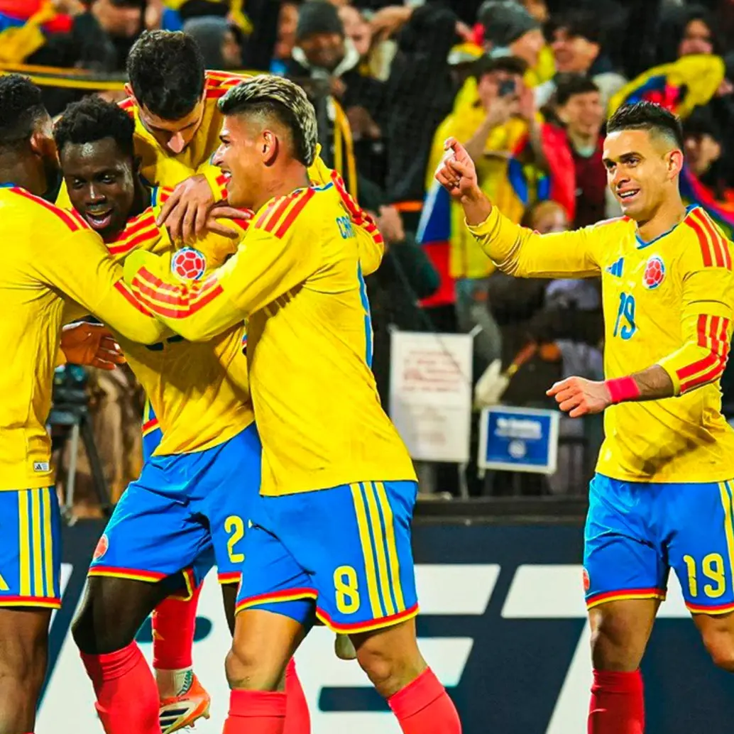 Los futbolistas del seleccionado colombiano celebran uno de los goles con los que vencieron a Australia en Nueva York el martes 18 de noviembre. Foto: tomada del x de @FCFSeleccionCol