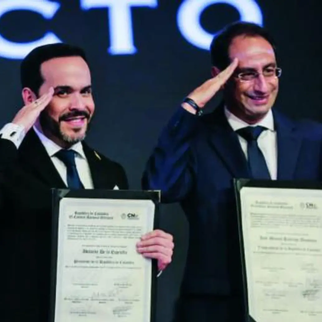 Abelardo De la Espriella y José Manuel Restrepo recibieron ayer sus credenciales como presidente y vicepresidente. El acto estuvo encabezado por el CNE en Corferias, Bogotá.<b> </b>FOTO<b> Colprensa</b> 