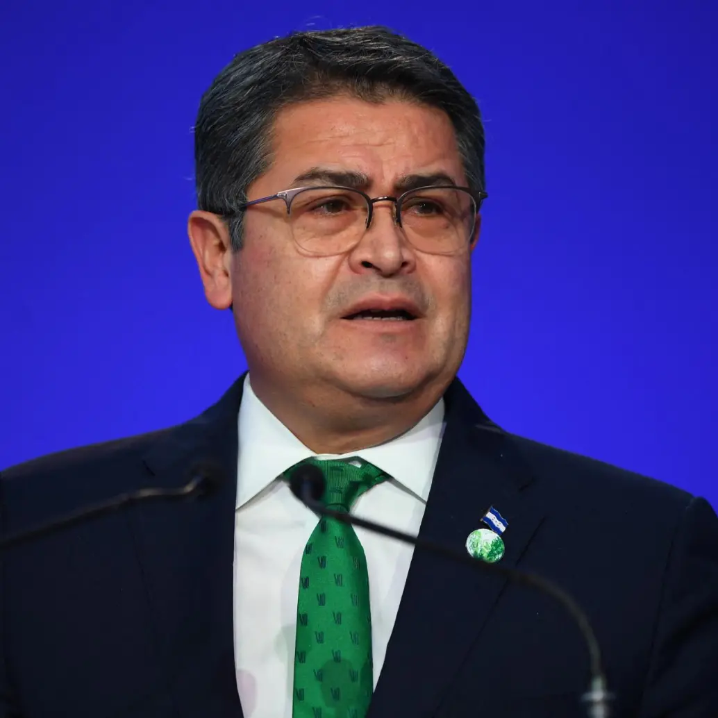 Hernández, presidente de Honduras desde 2014 a 2022, fue extraditado a Estados Unidos desde Honduras después de que presentaran cargos relacionados con narcotráfico y armas de fuego en su contra. FOTO: AFP