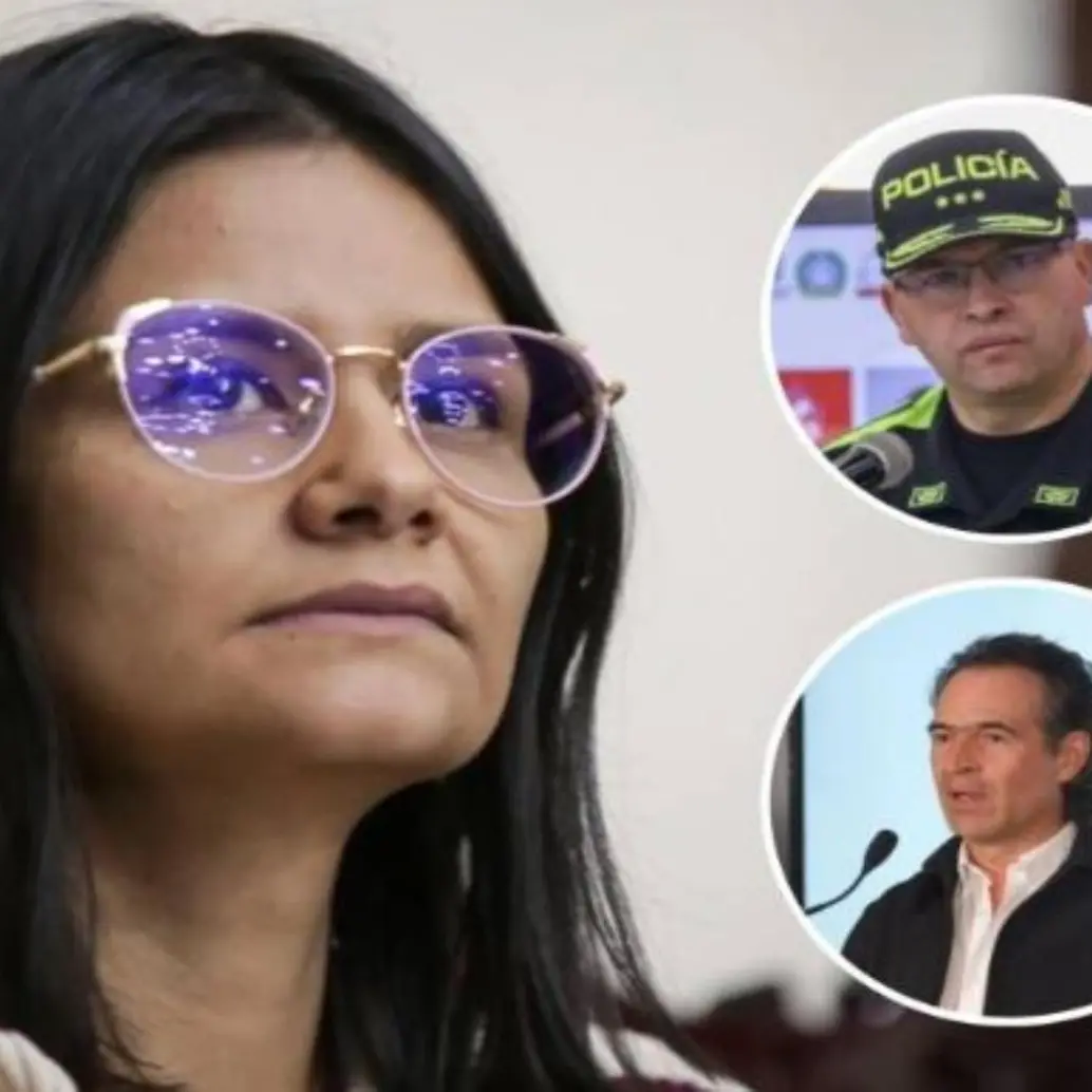 Adelante, el exdirector de la Policía –el general Carlos Triana– y el alcalde Federico Gutiérrez. Atrás, la directora Angie Rodríguez. FOTO: imagen tomada de redes.