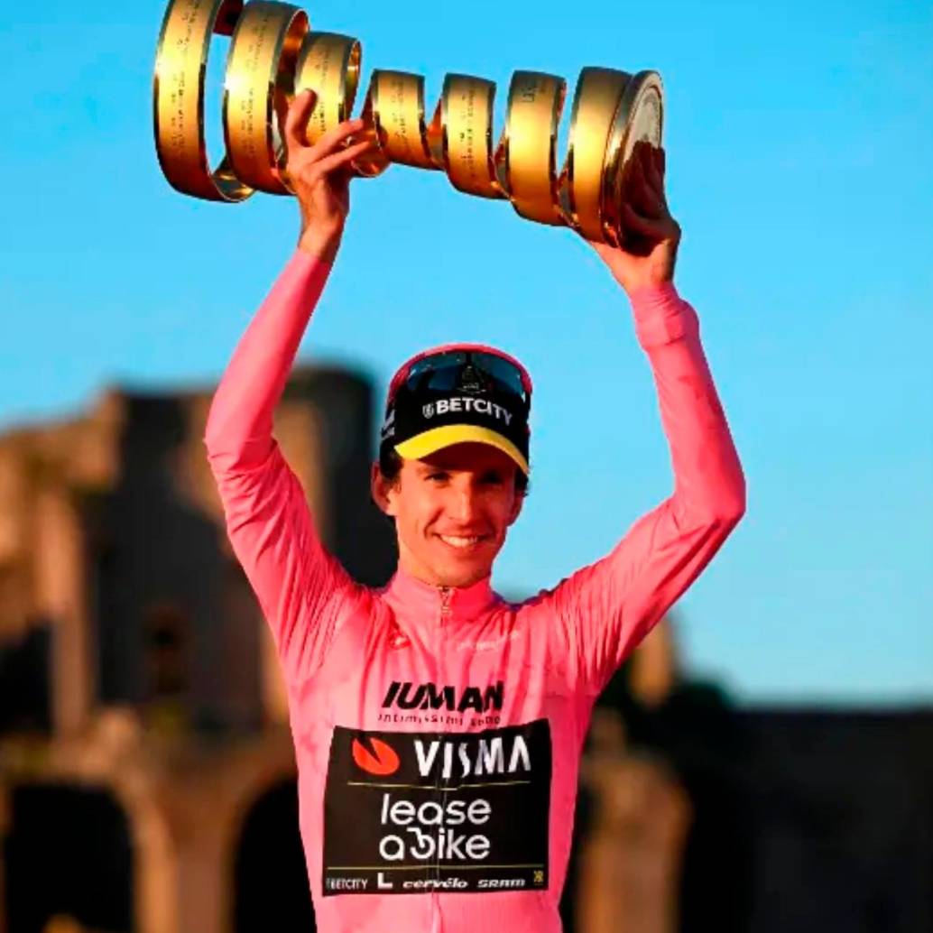 El ciclista británico Simon Yates levantó el título del Giro de Italia en 2025, después de tener una muy buena última semana. Venció a Isaac del Toro. Foto: Getty