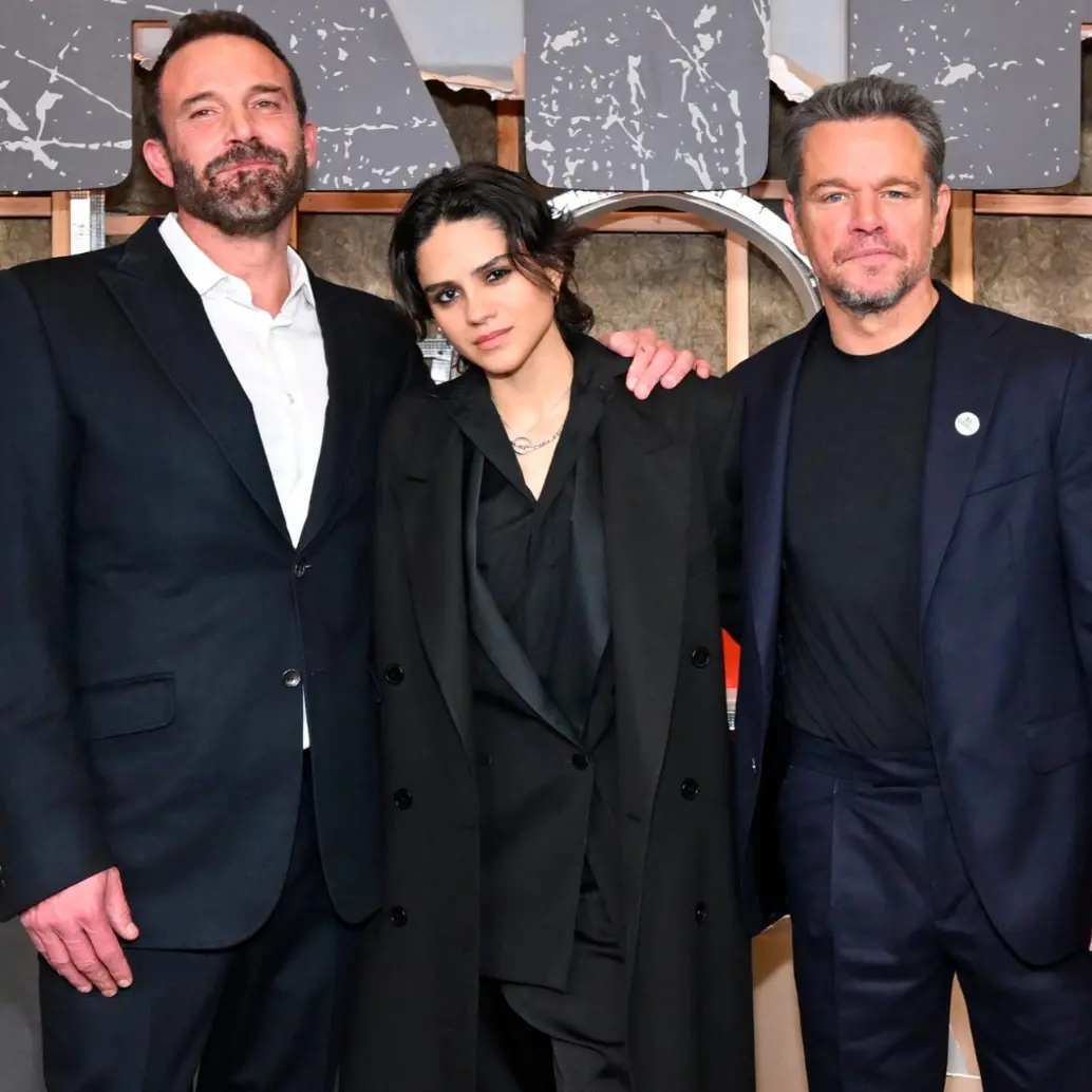 Ben Affleck, Sasha Calle y Matt Damon, protagonistas de The Rip. FOTO Getty Images para Netflix