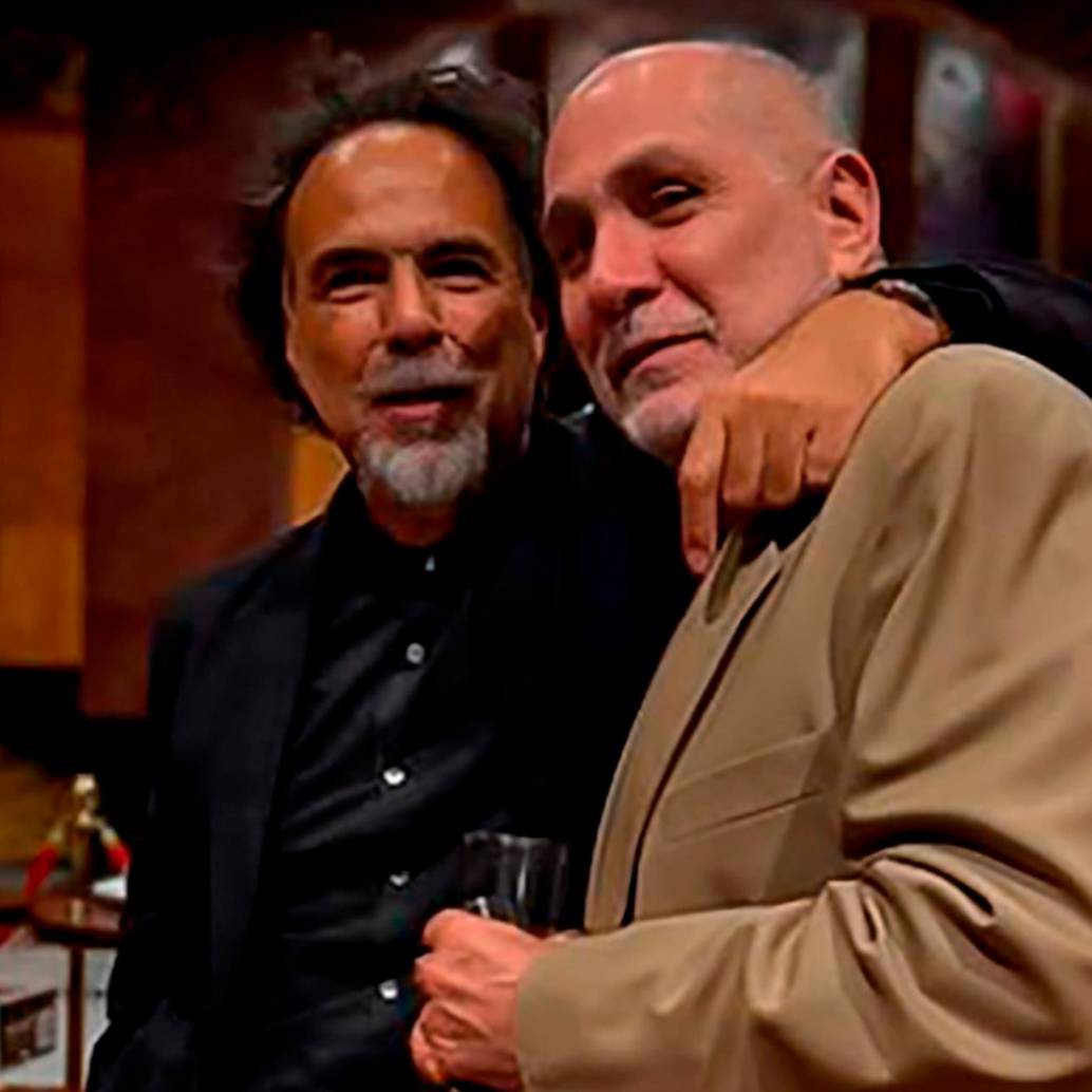 El abrazo de la reconciliación entre Alejandro González Iñárritu y Guillermo Arriaga Jordán. FOTO tomada de Instagram @mariana_arriaga