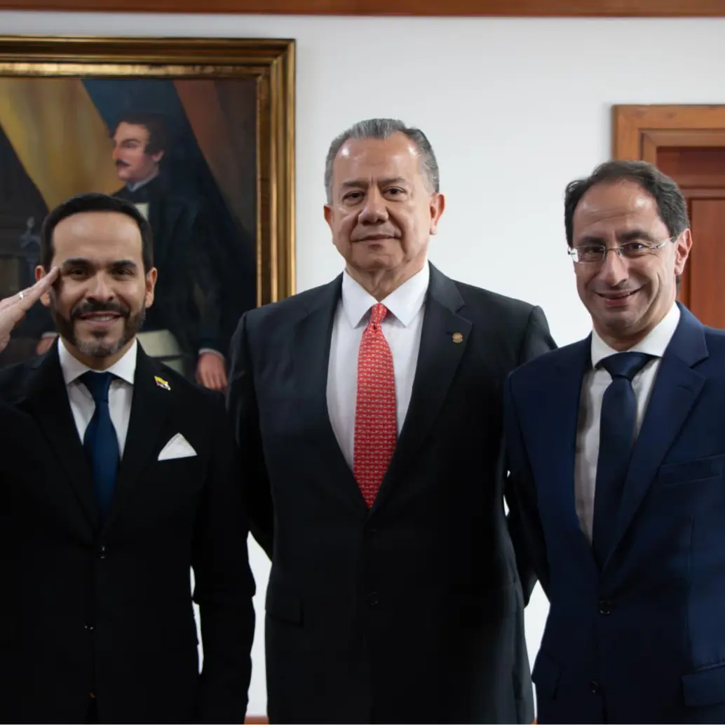 De izquierda a derecha: el presidente electo Abelardo de la Espriella, el vicepresidente de la Corte Suprema de Justicia Hugo Quintero y el vicepresidente electo de la República, José Manuel Restrepo. Foto: Corte Suprema de Justicia.