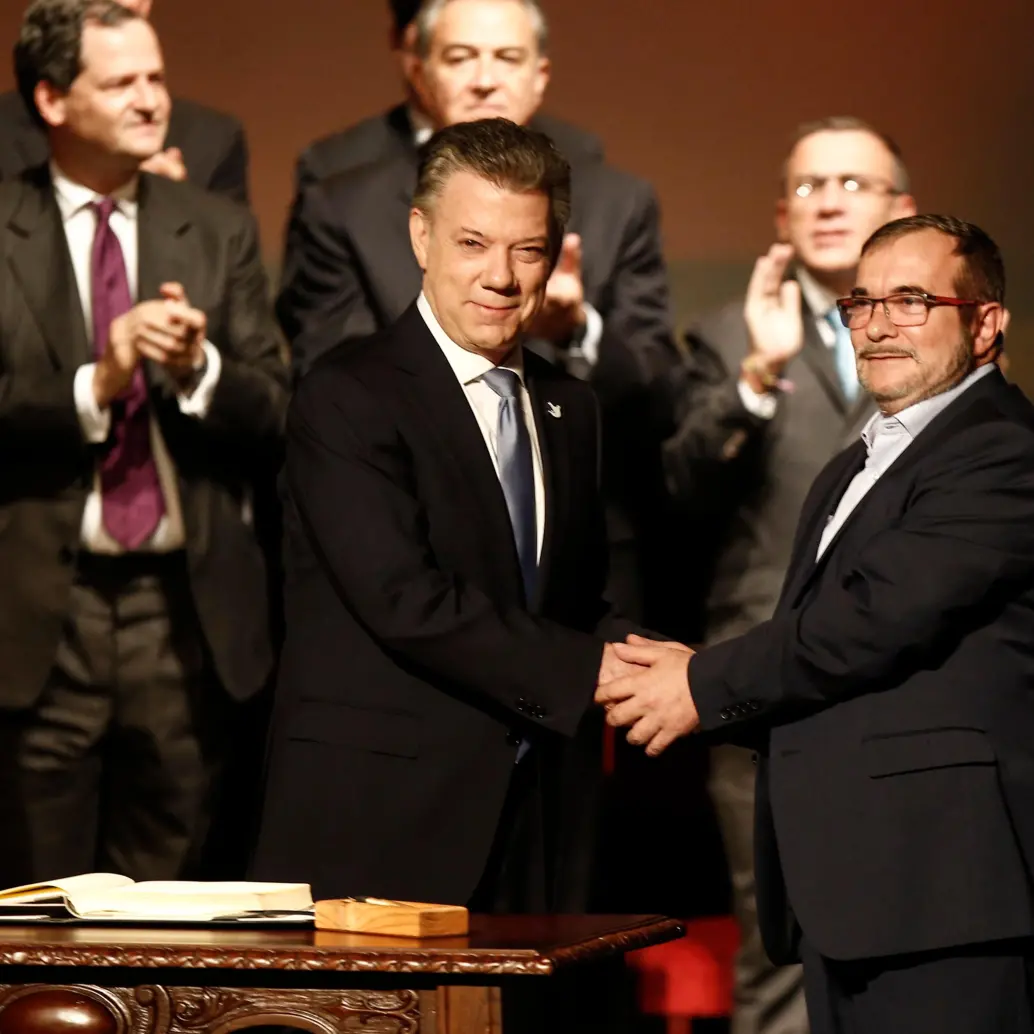 Juan Manuel Santos y Rodrigo Londoño, último comandante de las Farc durante la firma del Acuerdo de Paz del teatro Colón en Bogotá. FOTO COLPRENSA