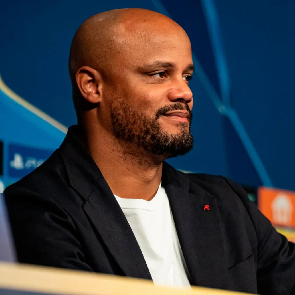 El exfutbolista belga Vicent Kompany ha hecho una buena campaña al frente del Bayern Múnich como entrenador. Foto: tomada del x de @FCBayern