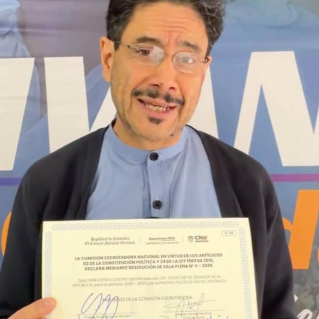 Iván Cepeda recibió la credencial que lo acredita como senador para el periodo 2026-2030 en representación del Estatuto de la Oposición. Foto: Captura de video redes sociales @IvanCepedaCast