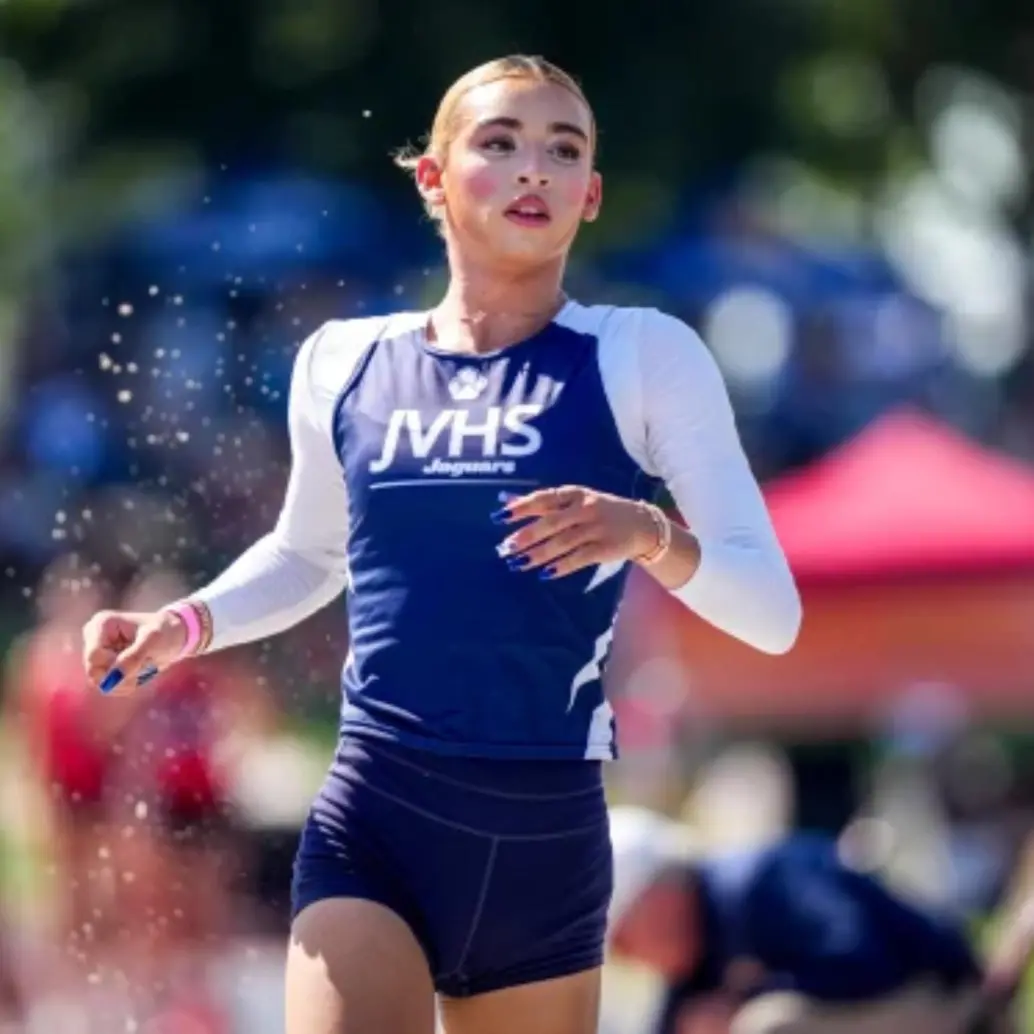 La deportista transgénero AB Hernández, atleta oriunda de Jurupa, Valley, compitiendo de forma oficial el pasado 30 de mayo de 2025 en Clovis, California. FOTO: Getty