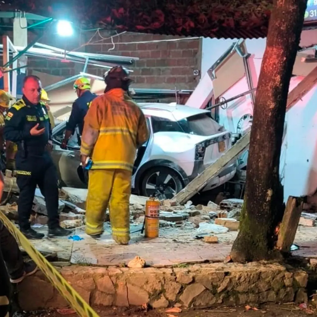 La abogada conducía su carro cuando fue interceptada por los sicarios. Perdió el control del vehículo y fue a dar a un local comercial del barrio El Rosario, donde ocurrieron los hechos. FOTO: Tomada de Facebook DT Noticias Cali