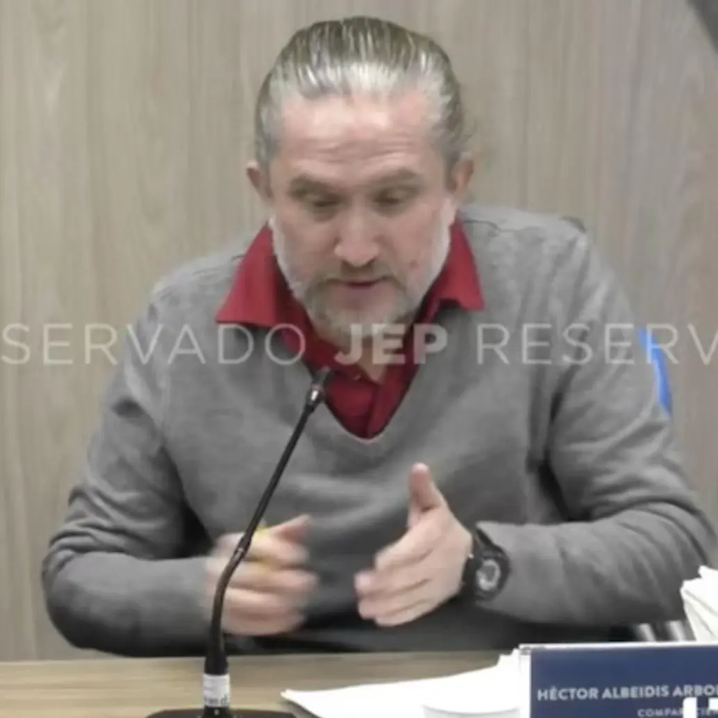 Héctor Albeidis Arboleda Buitrago, más conocido como alias El Enfermero o El Médico, en medio de una audiencia con la JEP, hablando sobre los casos de aborto. FOTO: JEP