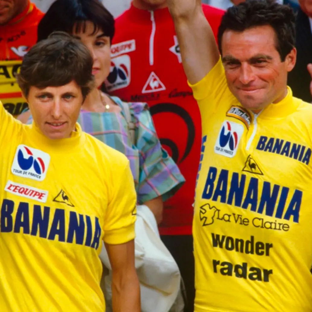 El ciclista francés Bernard Hinault celebra el título del Tour de Francia junto a María Canins, quien fue la ganadora de la edición femenina de la carrera en 1985. FOTO: GETTY