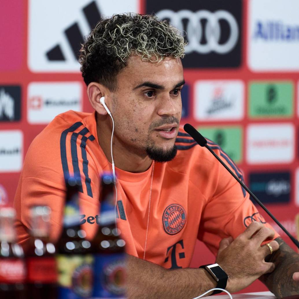 Luis Díaz en rueda de prensa con el Bayern Múnich. FOTO: Redes sociales Bayern Múnich