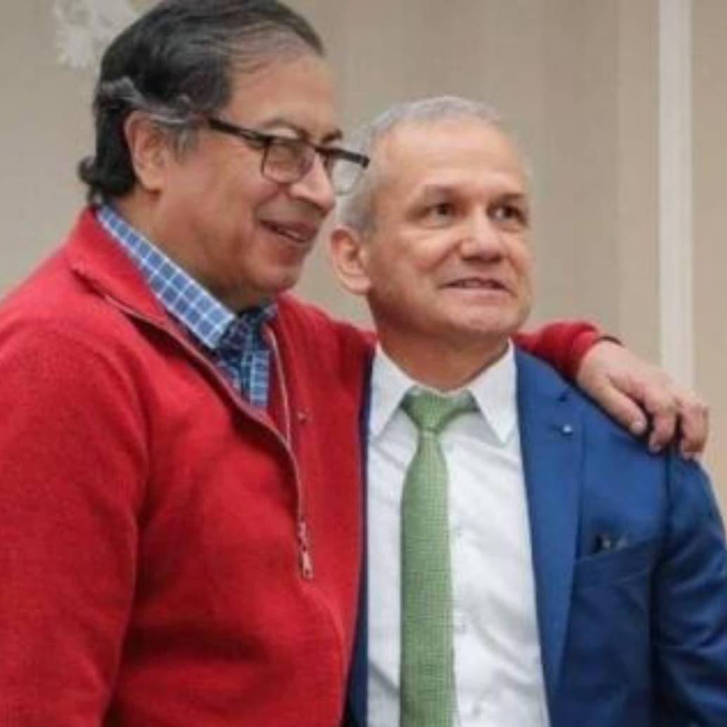 Carlos Ramón González, exdirector del DAPRE, junto al presidente Gustavo Petro. Foto: Colprensa