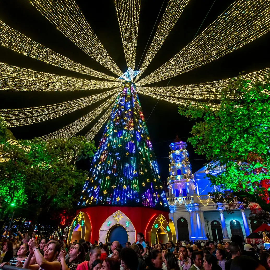 El encendido navideño tiene un triple propósito: resaltar la belleza intrínseca del municipio, impulsar la economía local y fortalecer el turismo en la región del Aburrá Sur. Foto: Juan Antonio Sánchez
