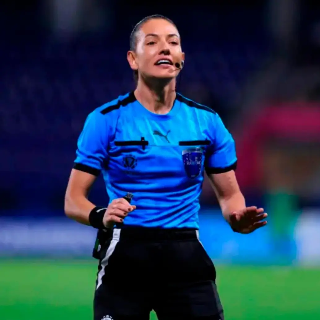 La jueza Daiane Muniz es una de las que mayor proyección tiene en el balompié internacional en Suramérica. Foto: Getty