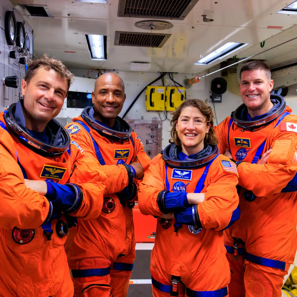 De izquierda a derecha: Reid Wiseman, Victor Glover, Christina Koch y Jeremy Hans, los astronautas que integran la misión Artemis 2. FOTO: Cortesía Nasa