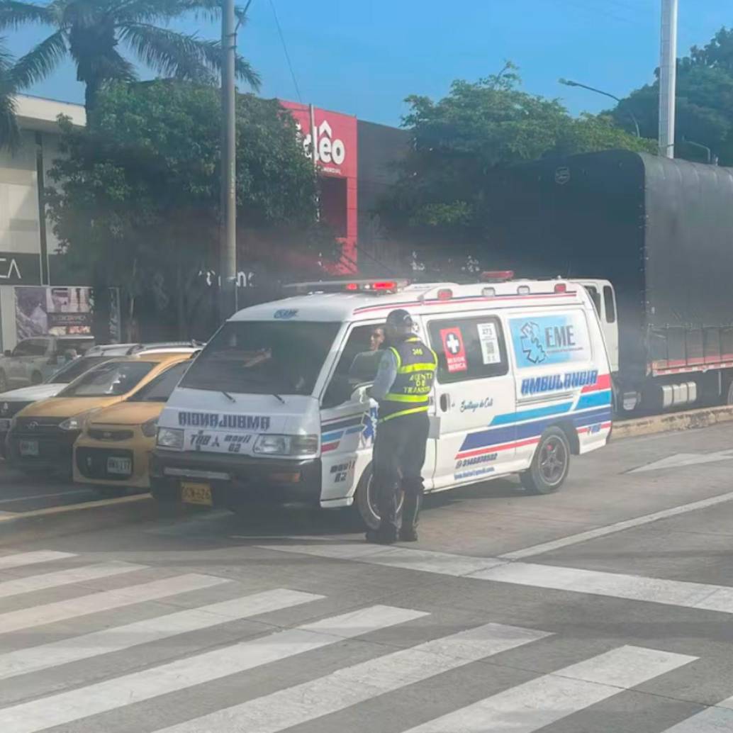 Esta es la ambulancia que fue sorprendida transportando pasajeros como si fuera un transporte colectivo en Cali. FOTO: Cortesía Secretaría de Movilidad de Cali