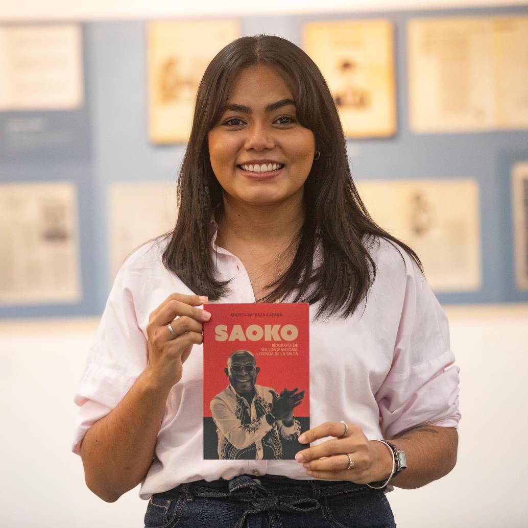 Andrea Barraza con la biografía de Wilson Manyoma. FOTO Esneyder Gutiérrez