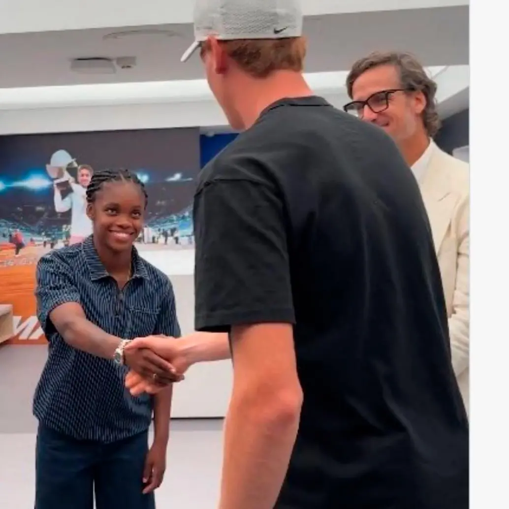La colombiana Linda Caicedo fue la única del equipo femenino del Real Madrid que hizo parte de la delegación merengue que recibió a los tenistas Iga Świątek, Jannik Sinner y Rafael Nadal en el Santiago Bernabéu.<b> </b>FOTO PANTALLAZO 