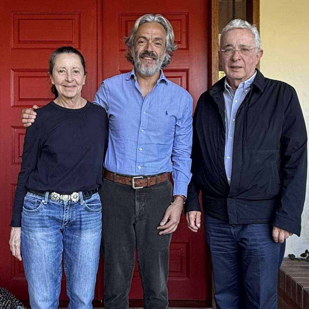 De izquierda a derecha: Lina Moreno de Uribe, ex primera dama de la Nación; el excandidato Juan Daniel Oviedo y el expresidente Álvaro Uribe. Foto: Redes sociales.