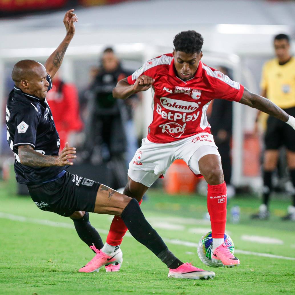 Imágenes del partido entre América y Santa Fe, que tuvo disturbios en El Campín. FOTO COLPRENSA
