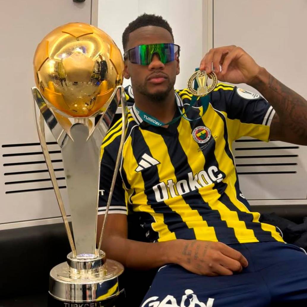 El atacante antioqueño Jhon Jáder Durán posa junto al trofeo de la Supercopa de Turquía. Fue titular en el partido. Jugó 69 minutos. Foto: tomada del Instagram de @jaderduran9