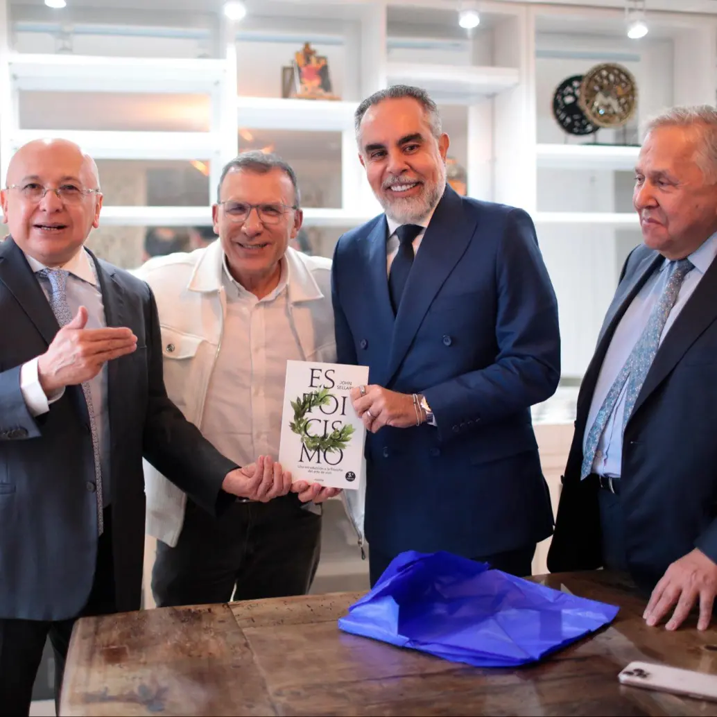 Los ministros Armando Benedetti y Eduardo Montealegre sellaron su reconciliación con un apretón de manos y un libro sobre estoicismo. FOTO: X @AABenedetti