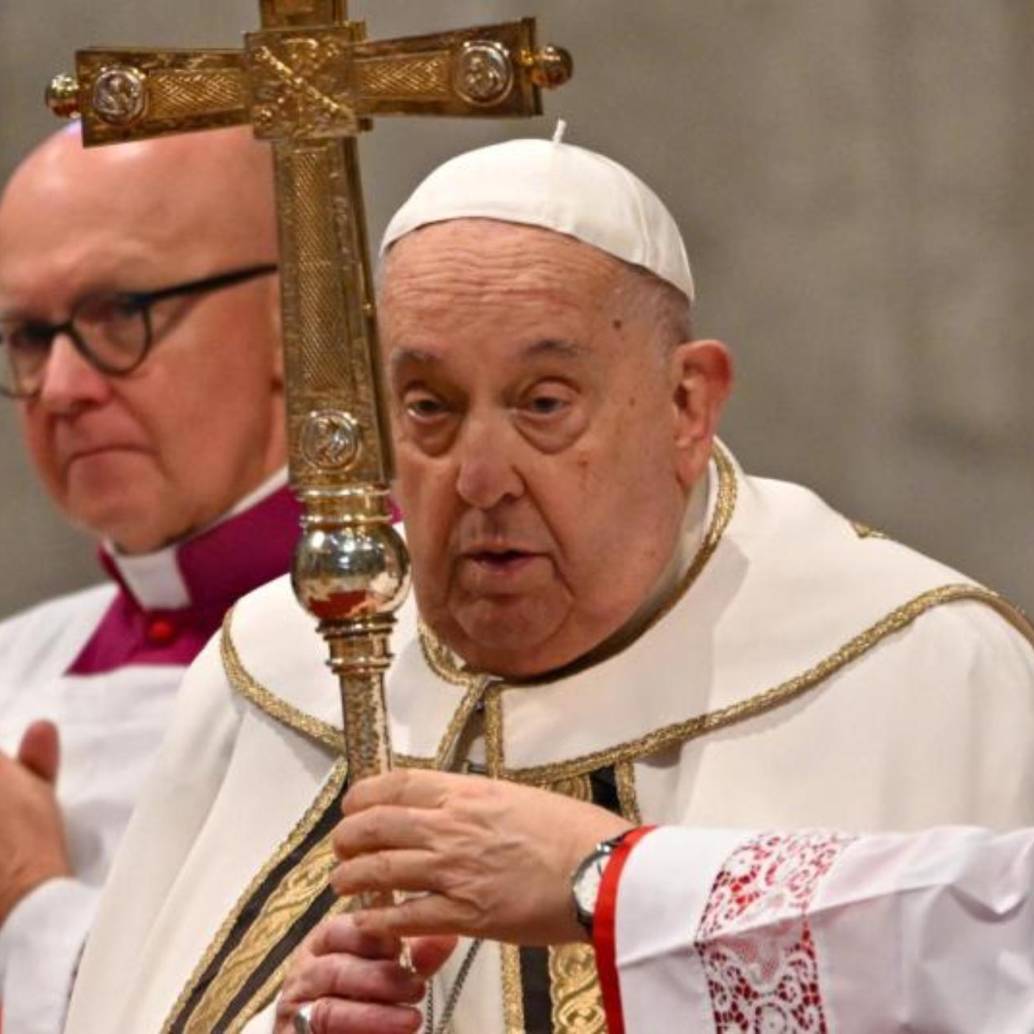 Este es el papa Francisco durante una eucaristía durante el pasado mes de enero. Ahora ajustó más de un mes hospitalizado tras ser diagnosticado con una neumonía bilateral. FOTO: AFP